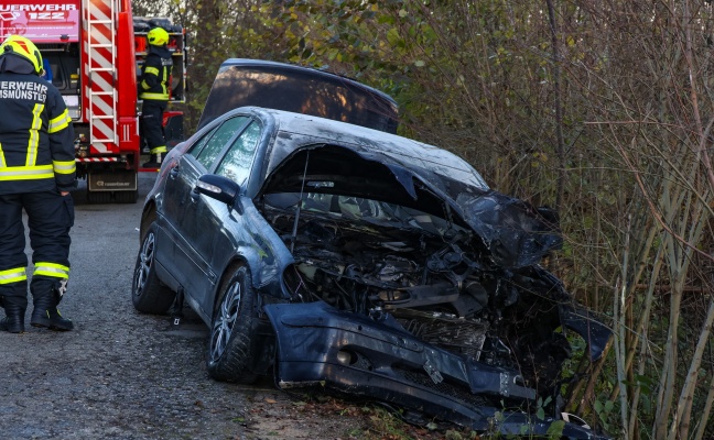 unfallauto-brannte-vier-teils-schwerverletzte-nach-frontalcrash-zweier-autos-in-kremsm-nster