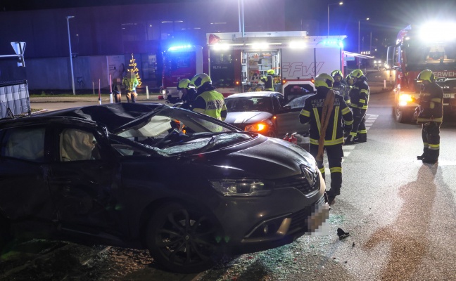 auto-nach-schwerem-kreuzungscrash-zwischen-zwei-pkw-in-tumeltsham-umgest-rzt