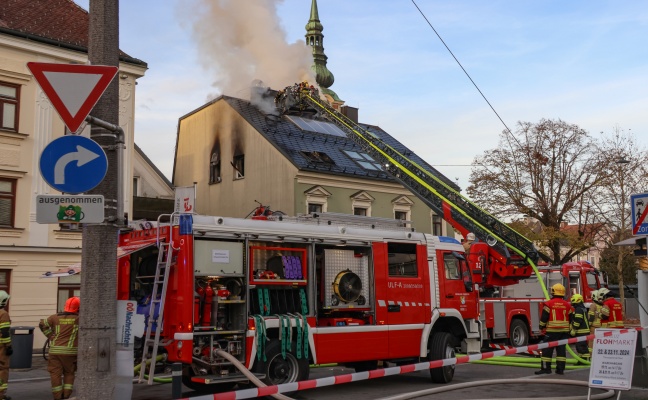 Gro-einsatz-f-r-die-Feuerwehr-bei-Geb-udebrand-in-Ried-im-Innkreis