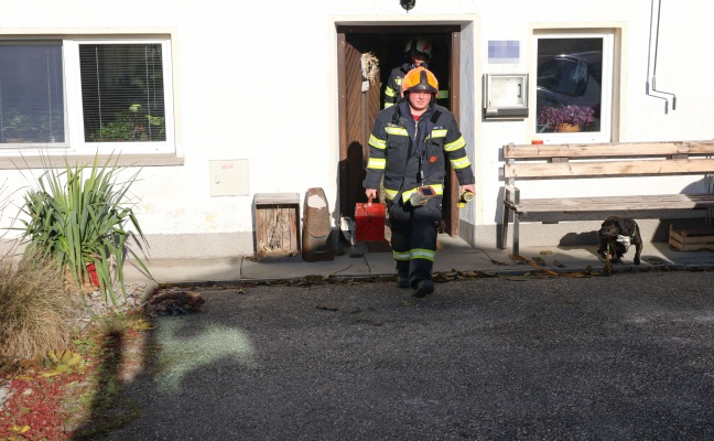 zwei-feuerwehren-bei-glimmbrand-in-einem-wohnhaus-in-buchkirchen-im-einsatz