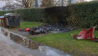 Brand eines Altpapiercontainers samt dahinter situierter Hecke in Wels-Lichtenegg