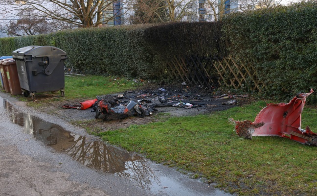 Brand eines Altpapiercontainers samt dahinter situierter Hecke in Wels-Lichtenegg