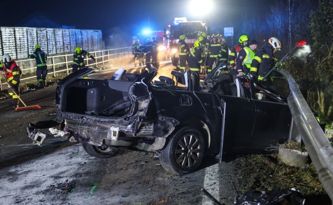 Tdlicher Frontalcrash: Autolenker starb bei Kollision mit LKW in Micheldorf in Obersterreich