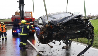 Missglckter berholvorgang: Auto bei Kirchberg-Thening im Bschungsbereich gegen Bume gekracht