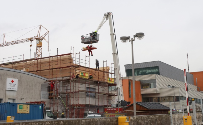 personenrettung-durch-h-henretter-der-feuerwehr-auf-baustelle-in-v-cklabruck