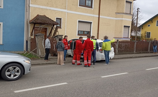 Auto nach Kreuzungsunfall in Lambach im Vorgarten eines Hauses gelandet