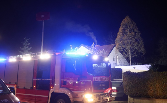 n-chtlicher-einsatz-von-feuerwehr-und-rauchfangkehrer-bei-kaminbrand-in-wels-pernau