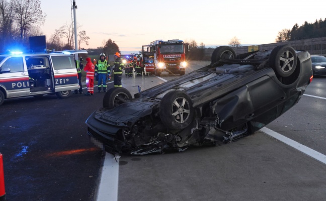 Auto nach Kollision auf Westautobahn bei Sipbachzell berschlagen