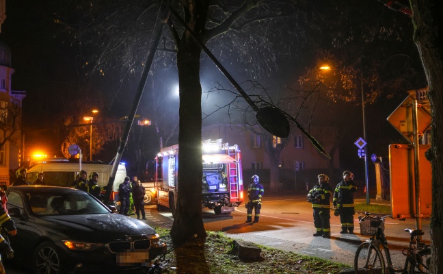 Feuerwehr im Einsatz: Auto in Wels-Innenstadt gegen Straenbeleuchtung gekracht