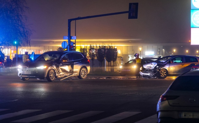 Fnf Verletzte bei Kreuzungscrash zweier Autos auf Wiener Strae in Wels-Schafwiesen