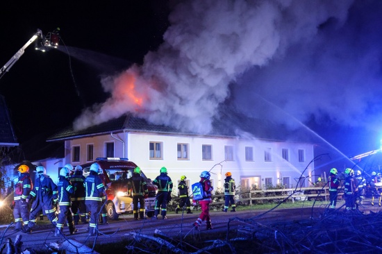 Groeinsatz: Elf Feuerwehren bei Grobrand auf Bauernhof in Wartberg an der Krems im Einsatz