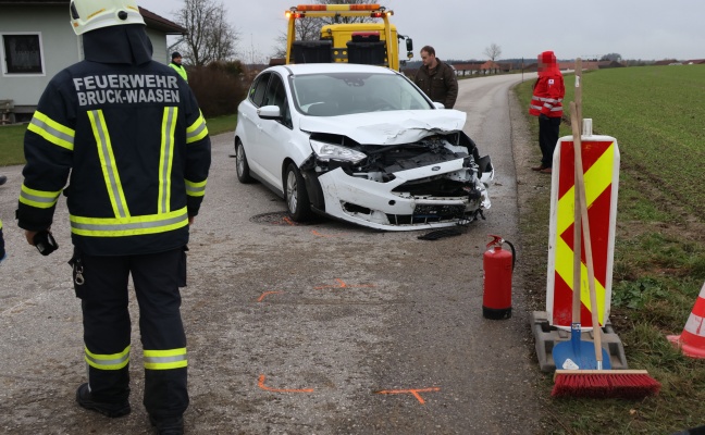 kreuzungsunfall-zwischen-zwei-pkw-in-peuerbach-fordert-eine-verletzte-person