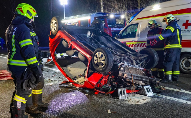 schwerverletzter-bei-verkehrsunfall-mit-auto-berschlag-auf-innviertler-stra-e-in-schl-lberg