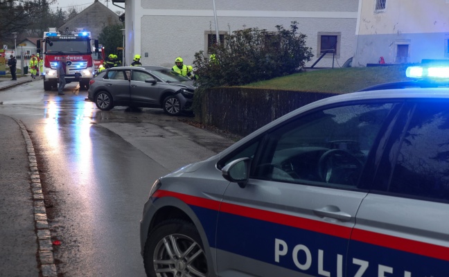 Kollision zweier Autos in einem Kreuzungsbereich in Pasching