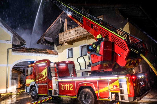 Groeinsatz von zehn Feuerwehren bei Brand auf einem Bauernhof in Hochburg-Ach