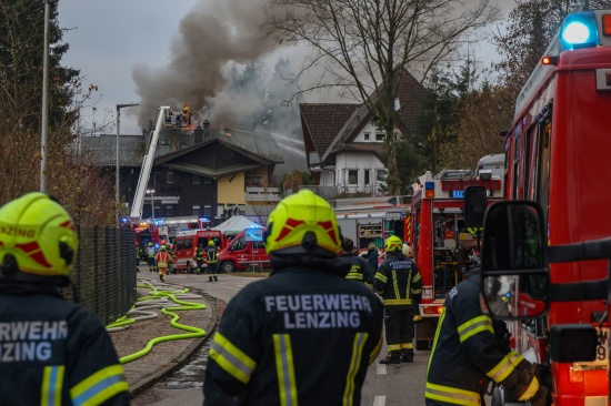 Grobrand bei einem Mehrparteienhaus in Seewalchen am Attersee