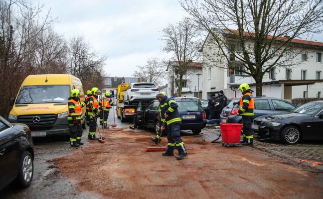 gr-erer-betriebsmittelaustritt-nach-verkehrsunfall-zwischen-zwei-pkw-in-marchtrenk