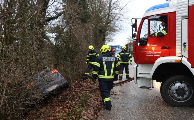 Personenrettung: Auto bei Rckwrtseinparkversuch in Steinhaus in einer Bschung gelandet