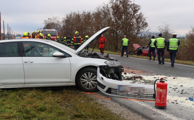 Fahrertre herausgerissen: Frontalcrash auf Eferdinger Strae bei Alkoven fordert zwei Verletzte