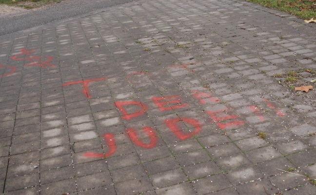 Entfernung schwierig: Aufregung um "Tot den Juden"-Schmierereien in einem Park in Wels-Neustadt