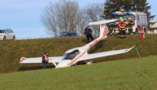 Kleinflugzeug auf Flugplatz in Laakirchen ber Landebahn hinausgeschossen