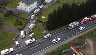 Schwerer Verkehrsunfall auf Innviertler Strae bei Schllberg fordert zwei Verletzte