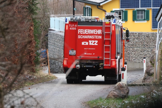 Bergrettung, Rettung und Feuerwehr bei Personenrettung in einem Wald in Scharnstein im Einsatz