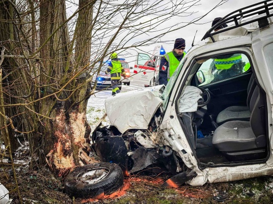 Kleintransporter auf Lamprechtshausener Strae bei St. Georgen am Fillmannsbach gegen Baum geprallt