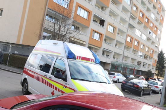 Brandverdacht: Einsatz von Feuerwehr und Rettung in einem Mehrparteienwohnhaus in Wels-Neustadt