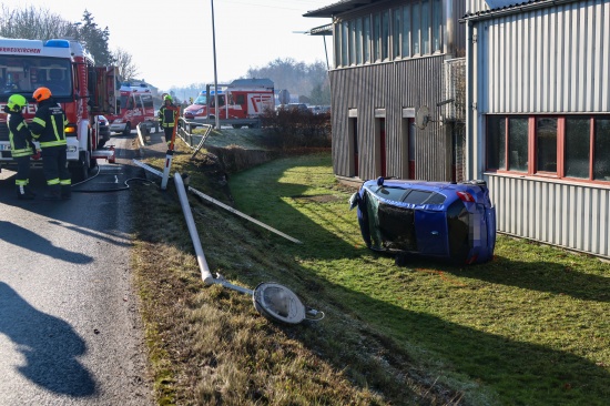 Auto berschlagen: PKW nach Unfall in Niederneukirchen seitlich liegend zum Stillstand gekommen