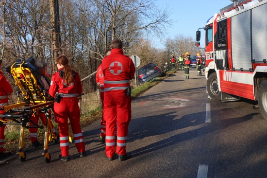 Thalheim bei Wels: Einsatzkrfte halfen Beifahrerin beim Aussteigen aus Unfallfahrzeug in Bschung