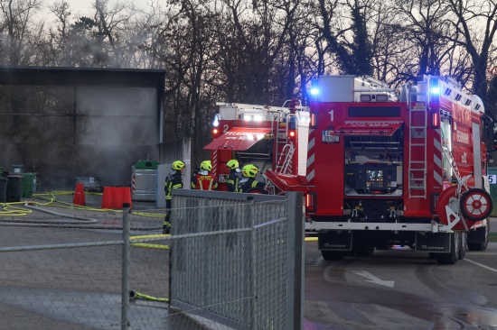 Brandeinsatz in einem Altstoffsammelzentrum in Traun