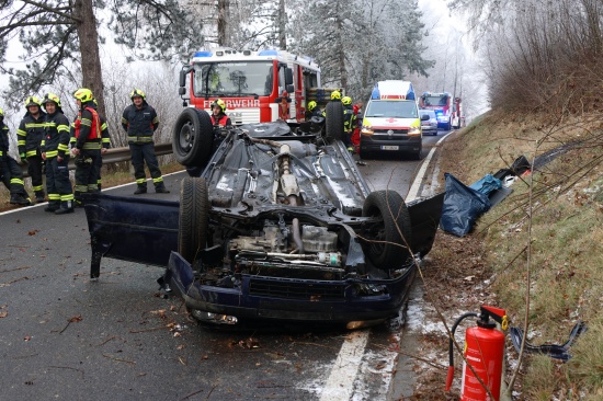 Kremsmnster: Autolenker nach Crash gegen Baum in berschlagenem Unfallwrack eingeklemmt