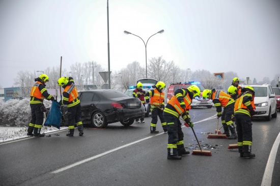 Verkehrsunfall zwischen Kleintransporter und PKW auf Wiener Strae in Marchtrenk