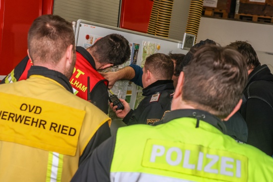 Feuerwehren, Such- und Rettungshunde sowie Drohnen bei Suchaktion in Haag am Hausruck im Einsatz