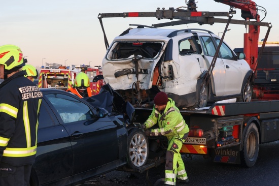 Vier teils Schwerverletzte bei schwerem Auffahrunfall auf Westautobahn in Schrfling am Attersee