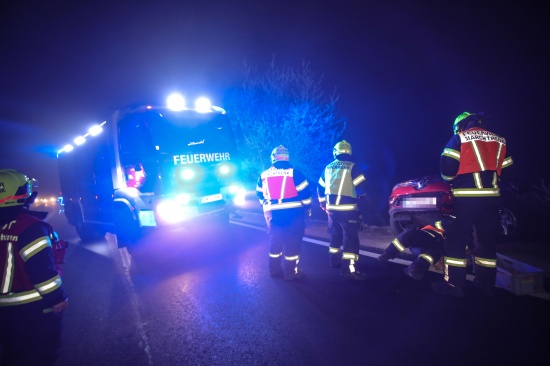 PKW-Bergung: Autolenker bei Marchtrenk mit PKW in der Bschung gelandet