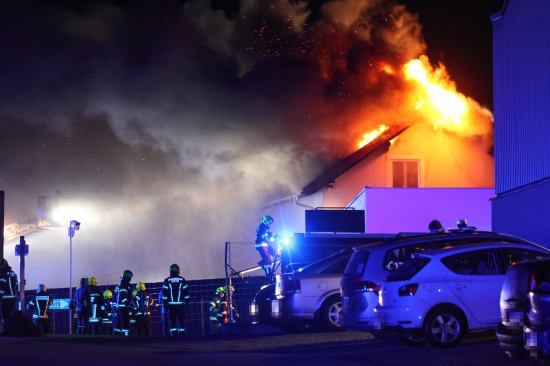 Dachstuhl in Vollbrand: Elf Feuerwehren bei Brand in Hofkirchen an der Trattnach im Einsatz