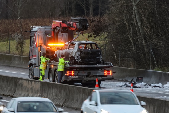 PKW in Vollbrand: Auto auf Innkreisautobahn bei Steinerkirchen an der Traun ausgebrannt