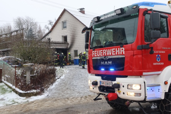 Vier Feuerwehren bei Brand im Eingangsbereich eines Wohnhauses in Hartkirchen im Einsatz