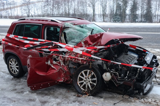 Drei Verletzte: Auto bei schwerem Verkehrsunfall auf Sauwaldstrae in St. Aegidi gegen Baum geprallt