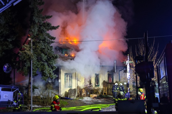 Grobrand: Acht Feuerwehren bei Brand eines als urig bekannten Gasthauses in Enns im Einsatz