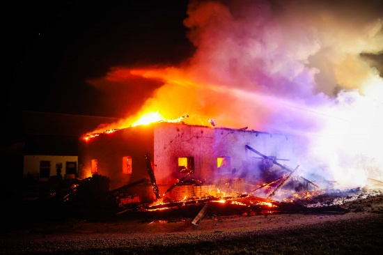 Acht Feuerwehren bei Vollbrand eines Gebudes in Burgkirchen im Einsatz