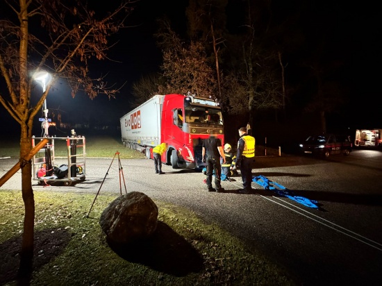 LKW-Sattelzug bei Wendeversuch in Wels-Puchberg in aufgeweichtem Feldweg eingesunken