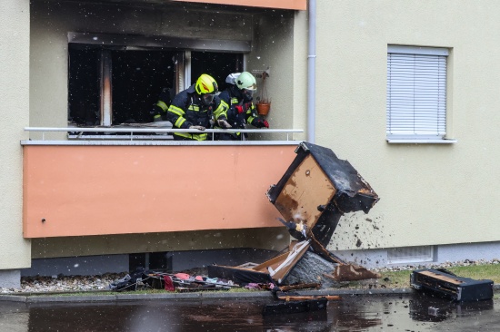 Fnf Verletzte bei Wohnungsbrand in einem Mehrparteienwohnhaus in Eferding