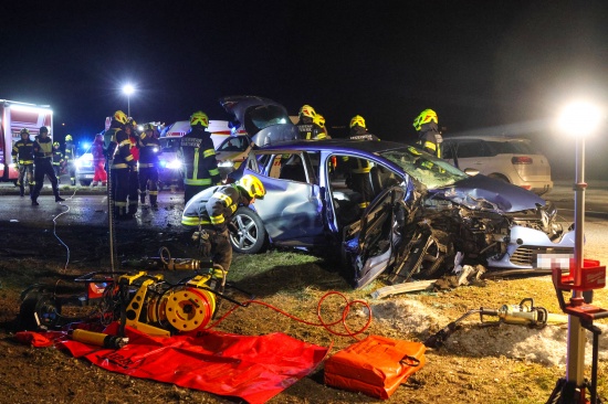 Sieben teils Schwerverletzte bei heftigem Crash auf Kremstalstrae in Kematen an der Krems