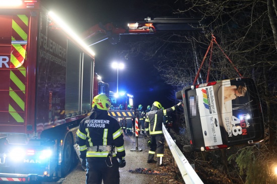 Kleintransporter bei Unfall in Kremsmnster hinter Leitschiene in ein Waldstck gestrzt