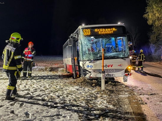 Schwierige Bergeaktion: Unfall mit Linienbus in Scharnstein fordert zwei Verletzte