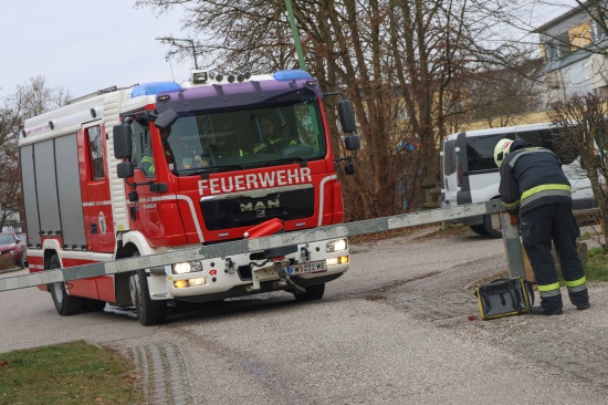 Brand einer Mlltonne bei einer Mllinsel in Wels-Lichtenegg