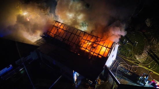 15 Feuerwehren bei Brand einer Maschinenhalle auf einem Bauernhof in Burgkirchen im Einsatz